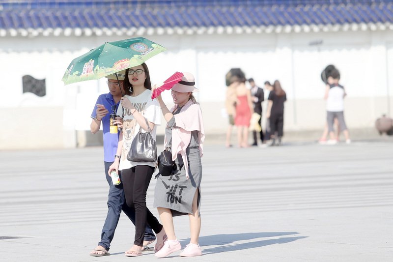 陽光露臉高溫30度  熱帶擾動可能成颱