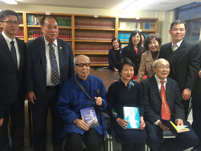 海外華語文推廣 文學大師王鼎鈞贈書