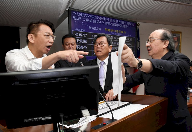 徐永明佔據發言台 勞基法修法陷僵局