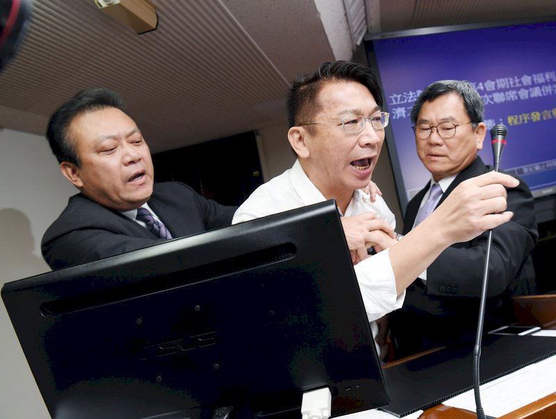 徐永明被架開 衛環委員會進入詢答