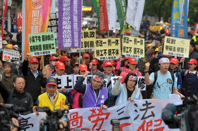 勞團潑漆抗議 府：激化對立反讓討論失焦