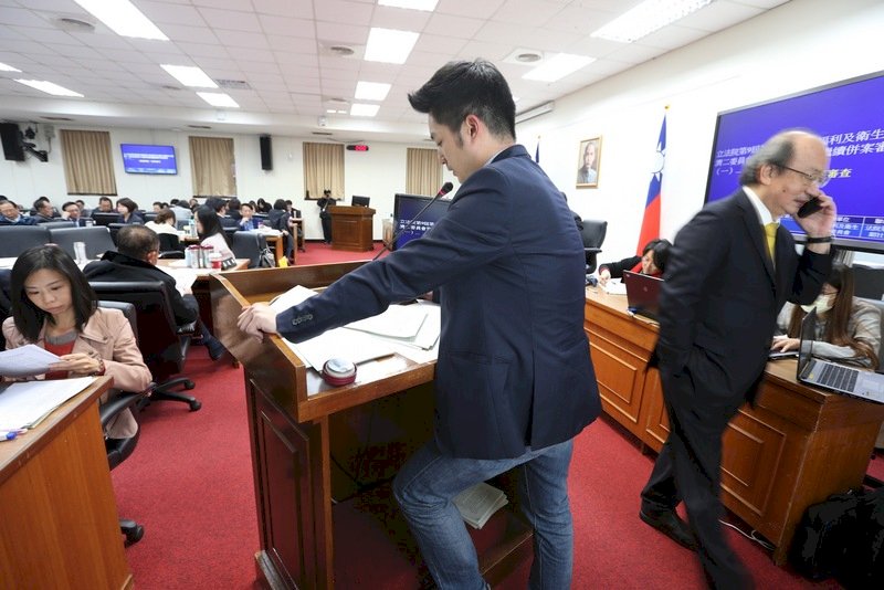 紓困條例排富現金措施朝野無共識 藍綠持續隔空論戰
