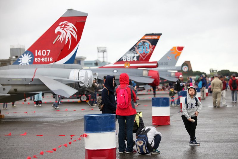 新竹空軍基地開放 戰機雨中炫技湧人潮
