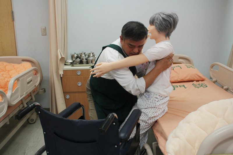 緩解照服員不足 衛福部雙管齊下