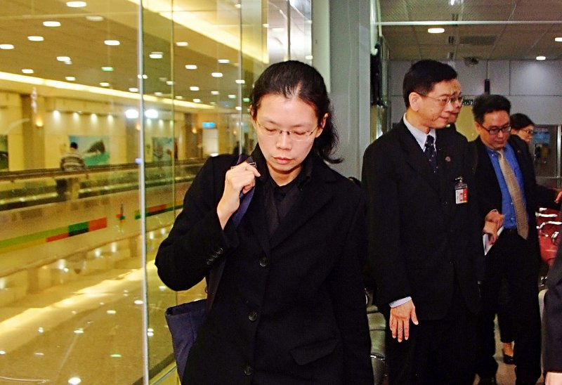 李凈瑜一行抵長沙 辦落地簽前往岳陽