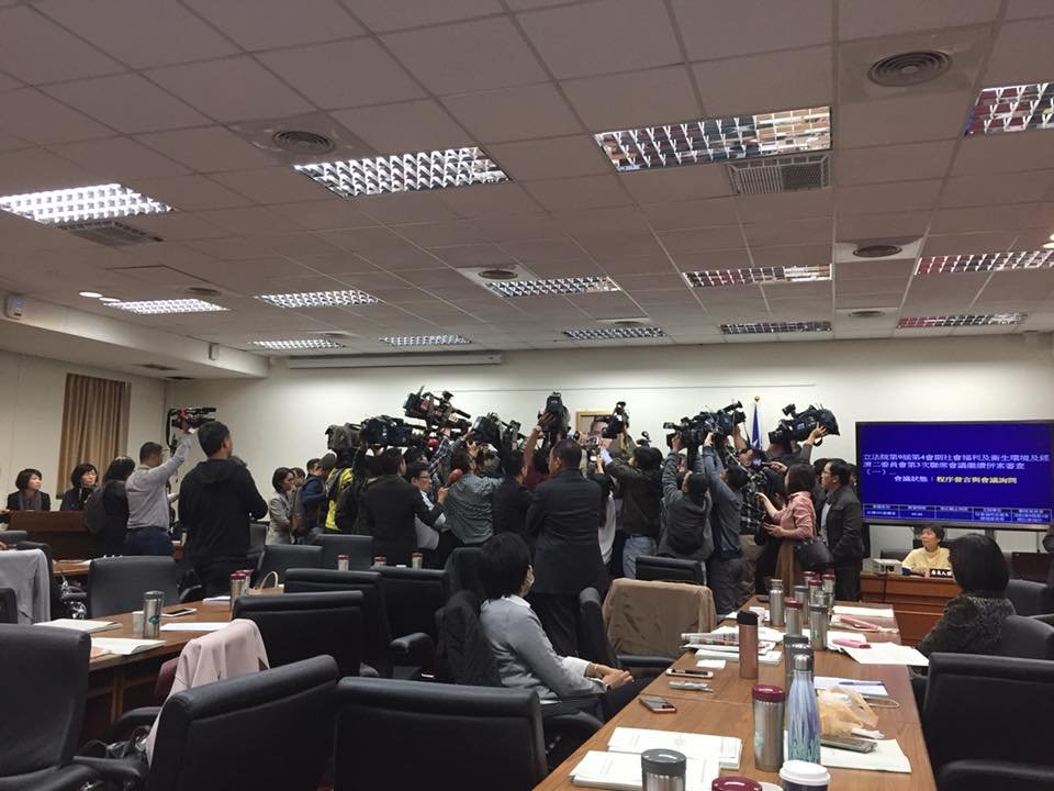 朝野爆衝突 勞基法審查數度休息