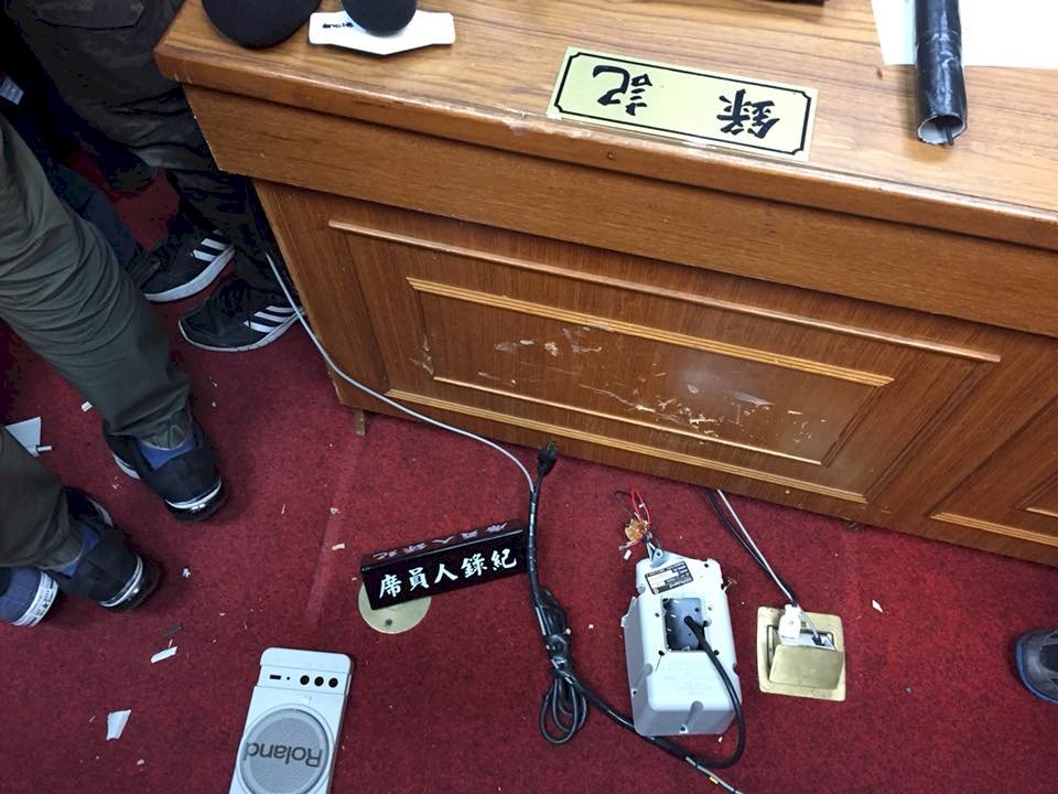 勞基法朝野數度爆衝突 延會至午夜12時