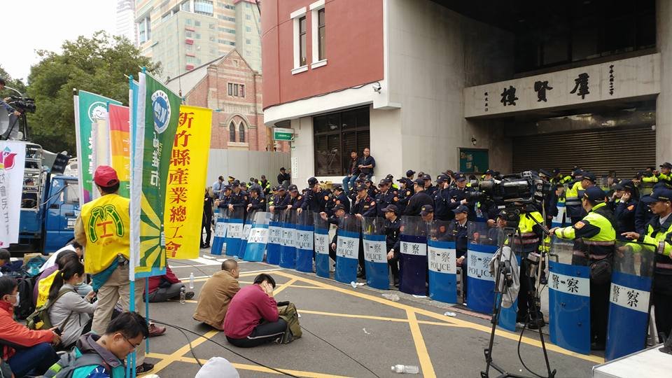 不滿勞基法修惡 勞團突襲立院
