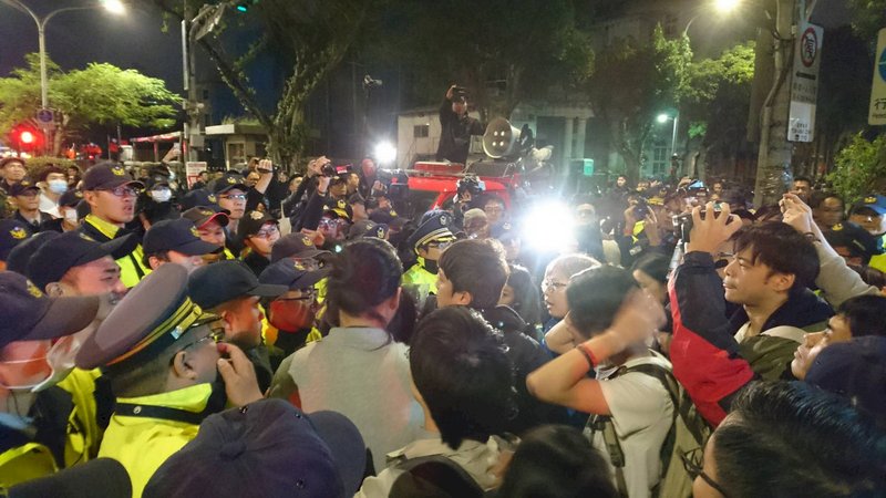 勞團斥民進黨背棄  一個月後返立院抗議