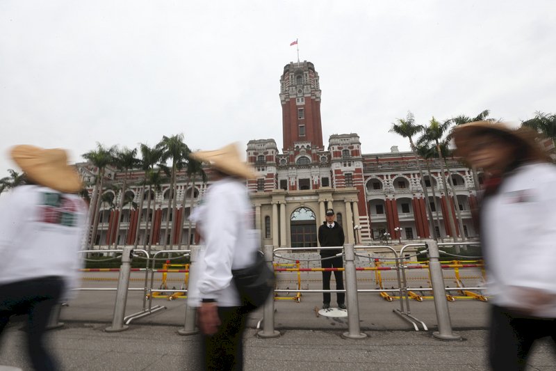 人民作主志工繞行總統府 籲速補正公投法