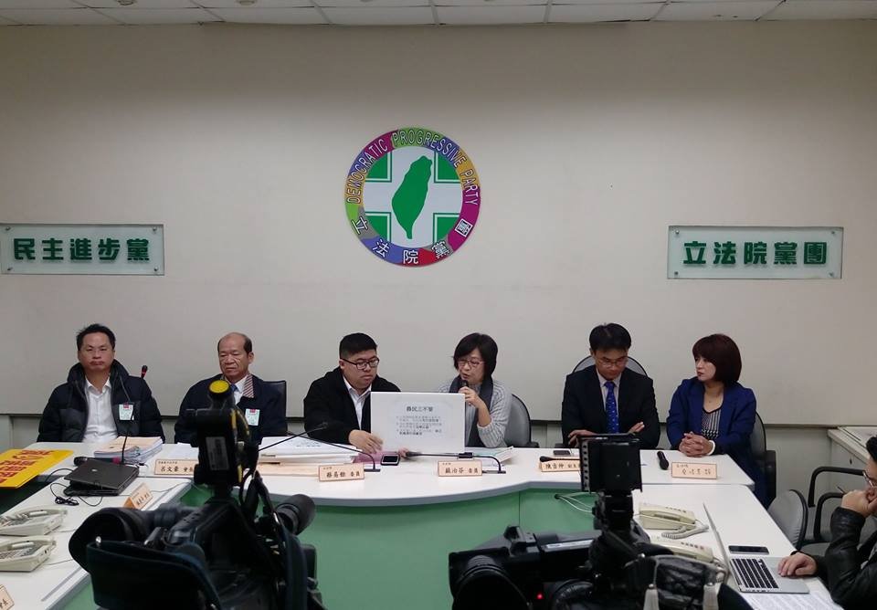 拚農田水利會改制付委 綠委夜宿立院備戰