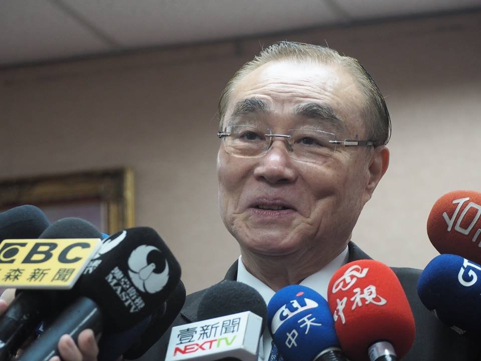 遭八百壯士罵 馮世寬：比立委罵好太多