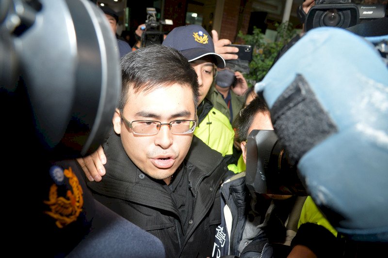 王炳忠疑涉國安法 北檢借提周泓旭