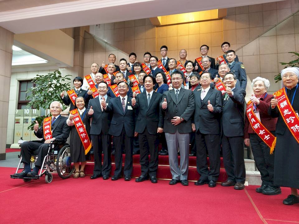 接見好人好事代表 賴揆盼社會充滿功德
