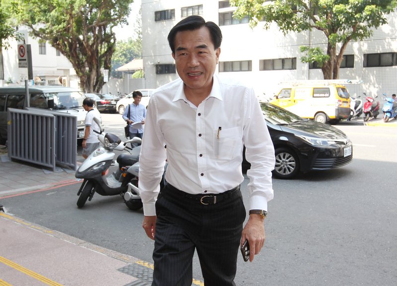 柯文哲擁抱李全教 賴清德批為選舉飲鴆止渴