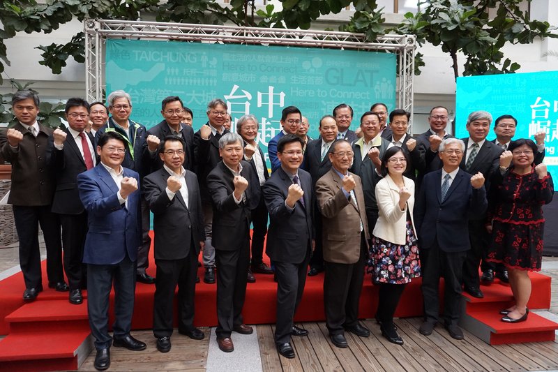 3週年政績 林佳龍與網紅拍片逗趣呈現