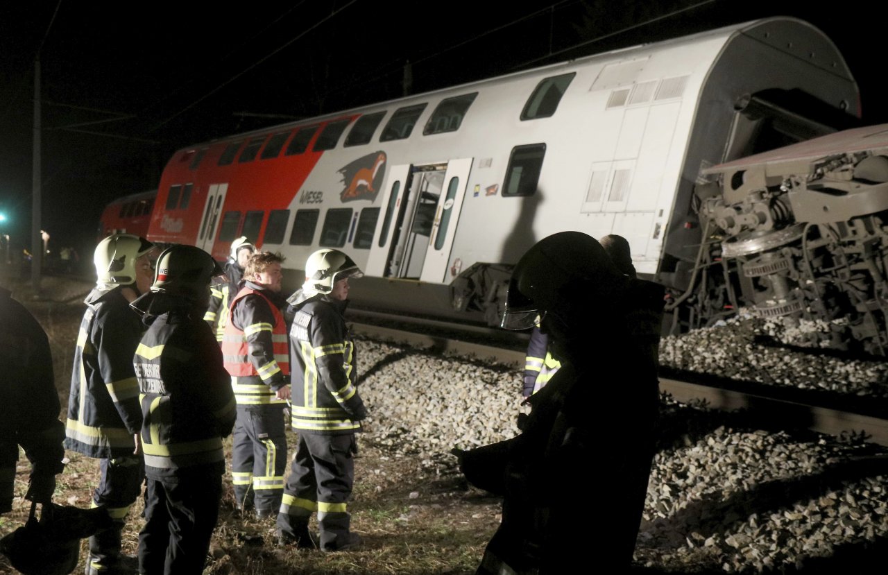 奧地利火車相撞 8人受傷