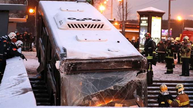 莫斯科公車衝進人行地下道 至少4死15傷