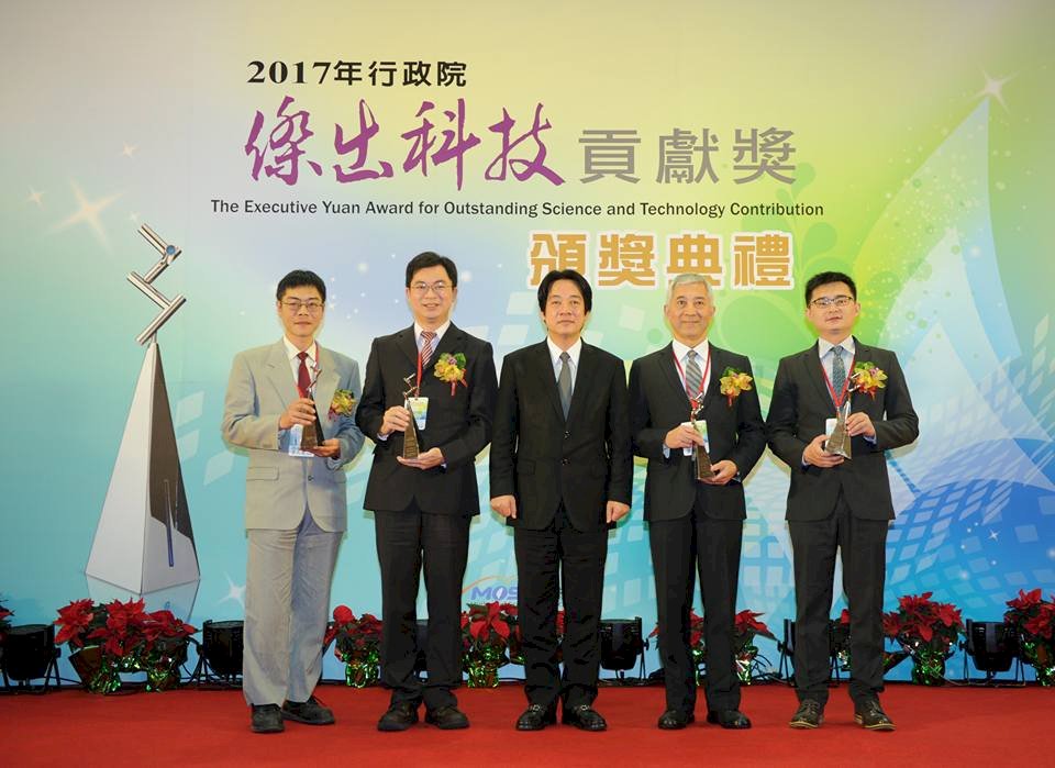 頒發傑出科技貢獻獎 賴揆：人文科技並重