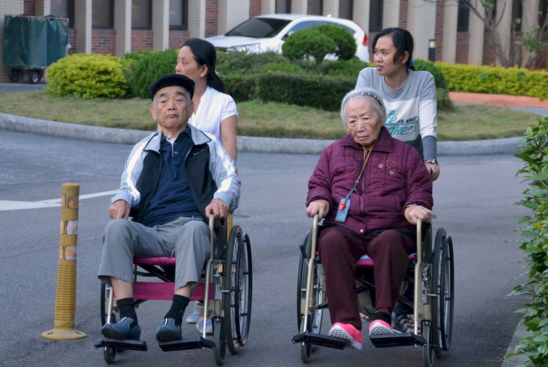 勞動部調查：看護移工總薪資平均近2萬