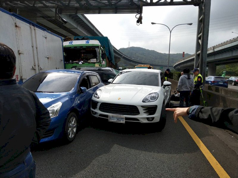 國道一號11車連環車禍5傷  回堵5公里
