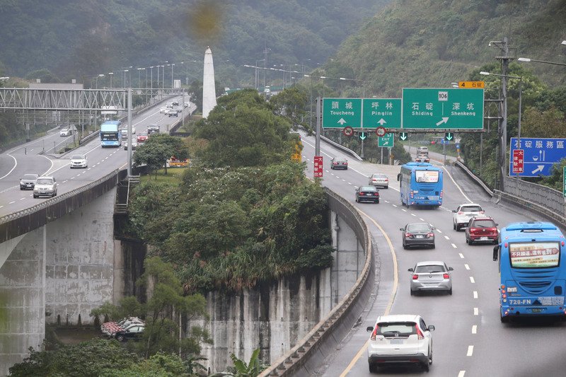 國道壅塞暫紓解 15日清晨6時再現高峰