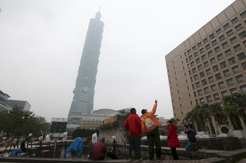 台北101跨年倒數煙火秀 外交部衛星傳送