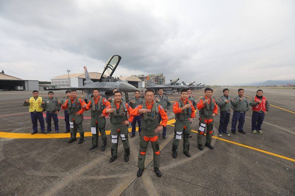F-16飛越七星潭迎新年 少將飛官帶頭