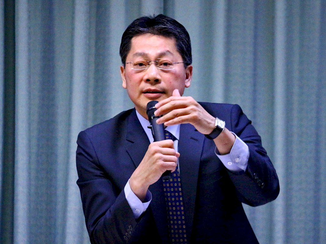 新護照加防偽貼紙 外交部：不影響通關