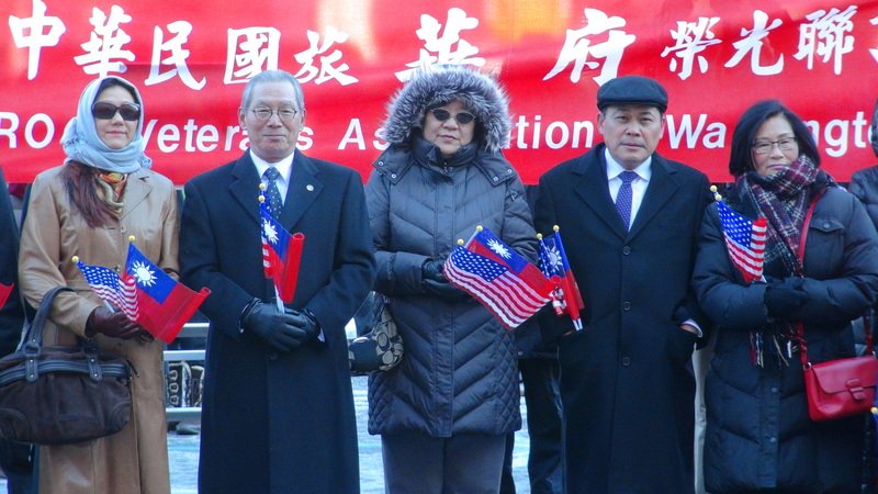 冰雪寒風中 華府僑界百人元旦升旗