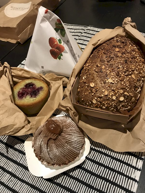 巴黎麵包店不用塑膠袋 一張紙搞定包裝