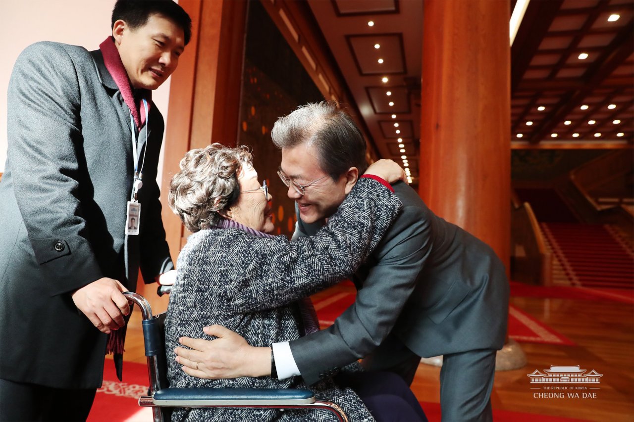 評估對日韓協議態度 文在寅見前慰安婦