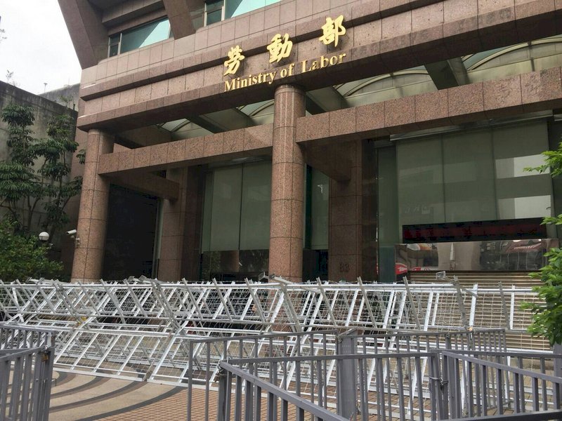 立院臨時會將審勞基法 勞動部前架拒馬