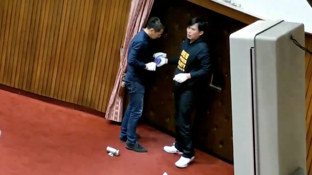 擋勞基法 時力反鎖議場、藍委搶遞案權