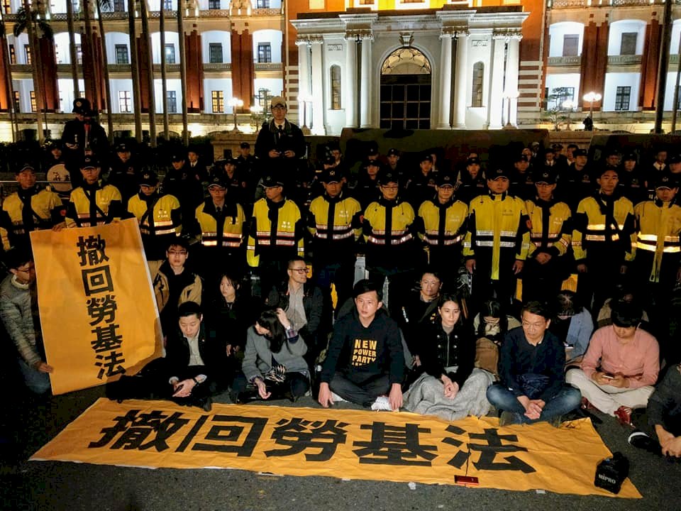 時代力量府前靜坐 籲撤回勞基法修法