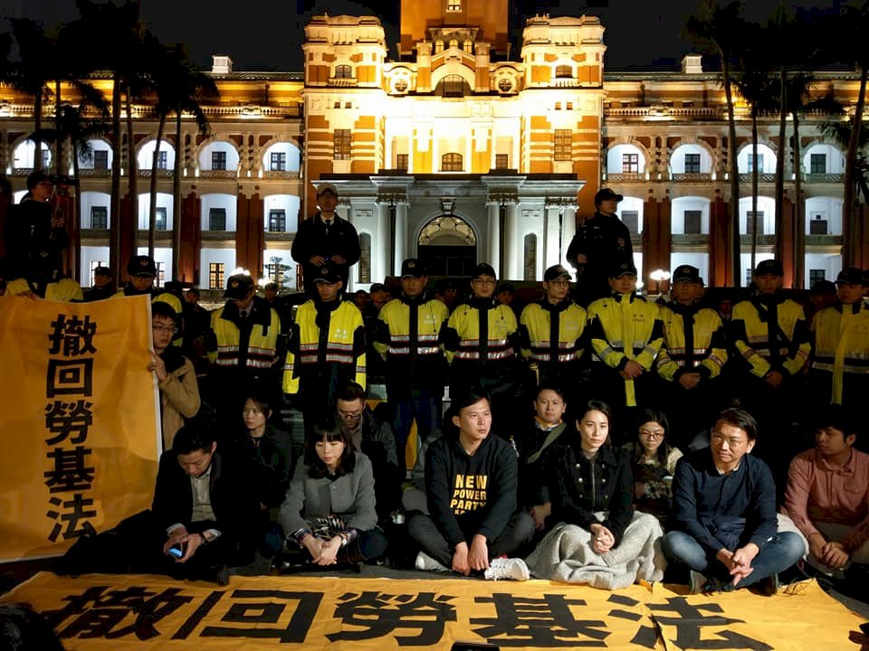 時力凱道靜坐 府盼回歸國會理性討論