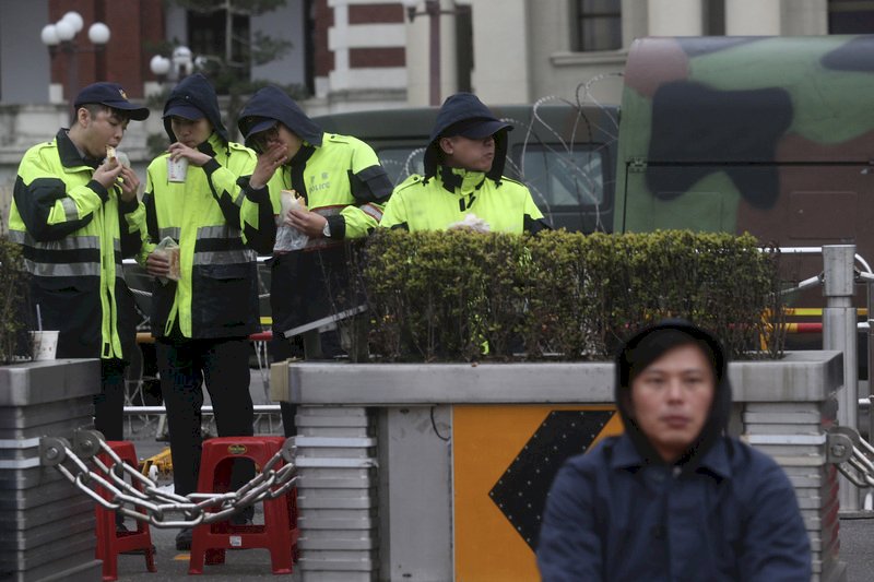 警欲拆時代力量帳篷  府前警民對峙