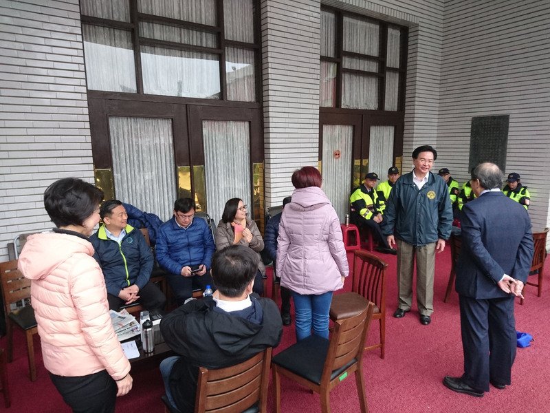 吳釗燮探視靜坐時力立委 盼回國會討論