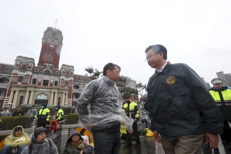 時力府前靜坐 吳釗燮探視盼回國會討論