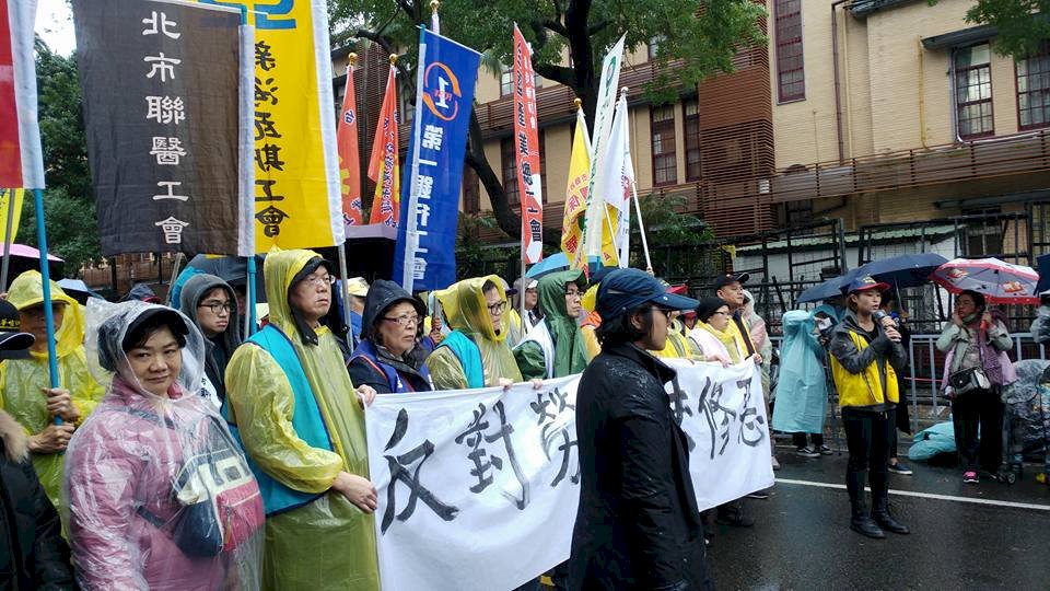 勞團立院外抗議勞基法 呼籲撤回惡法