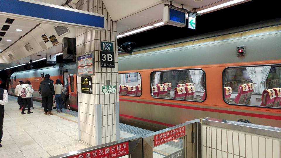 2旅客未戴口罩車上咆哮  台鐵：交衛生局裁罰