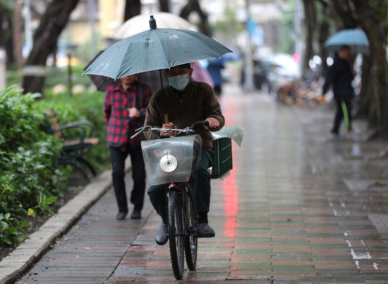 中部以北及東北防大雨 各地氣溫驟降