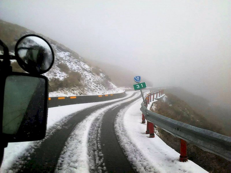 合歡山凌晨降雪 車輛需掛雪鏈通行
