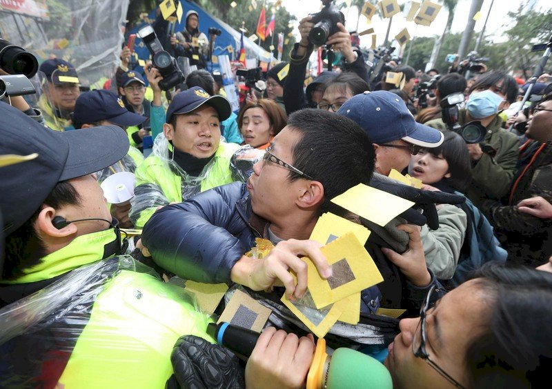 因應馬拉松式陳抗  警搭行動堡壘後援