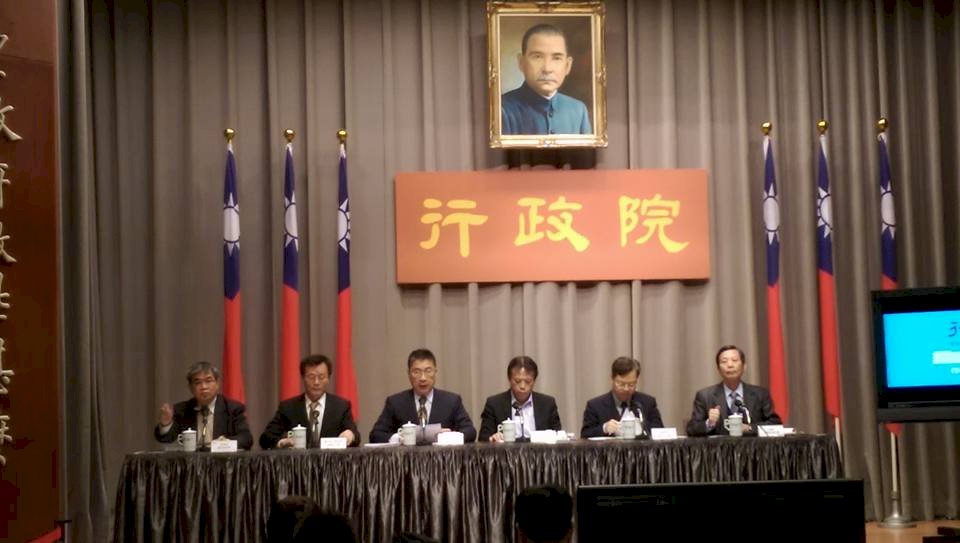 勞基法修正 賴揆欽佩林美珠負責承擔