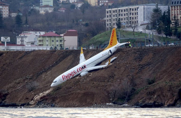 土耳其客機衝出跑道 倒掛山崖幸無傷亡