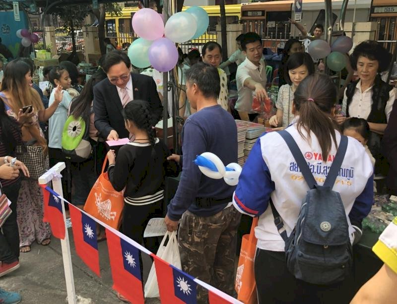 泰國兒童節台商布愛心 三代同堂享天倫