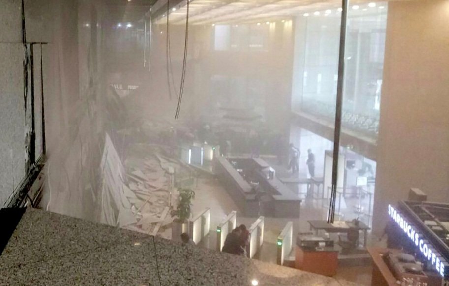印尼證交所樓地板倒塌 人群奔逃