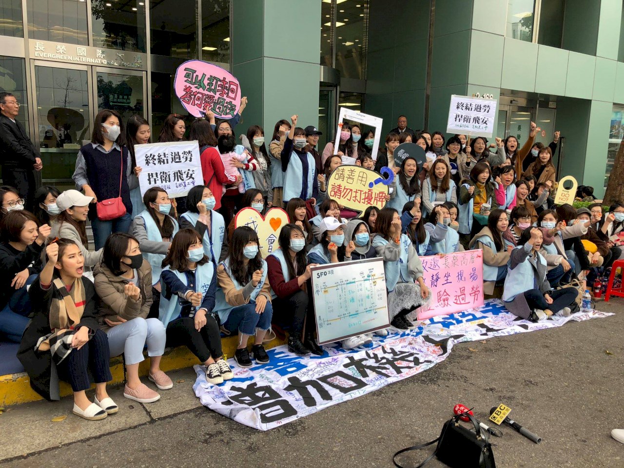空服員續靜坐抗議 長榮重申：班表優於法令