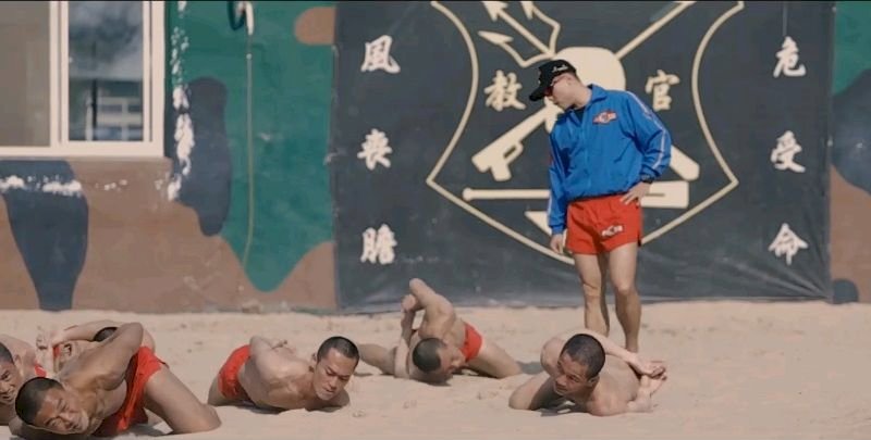 無懼冬季低溫 一件紅短褲拚當海龍蛙兵